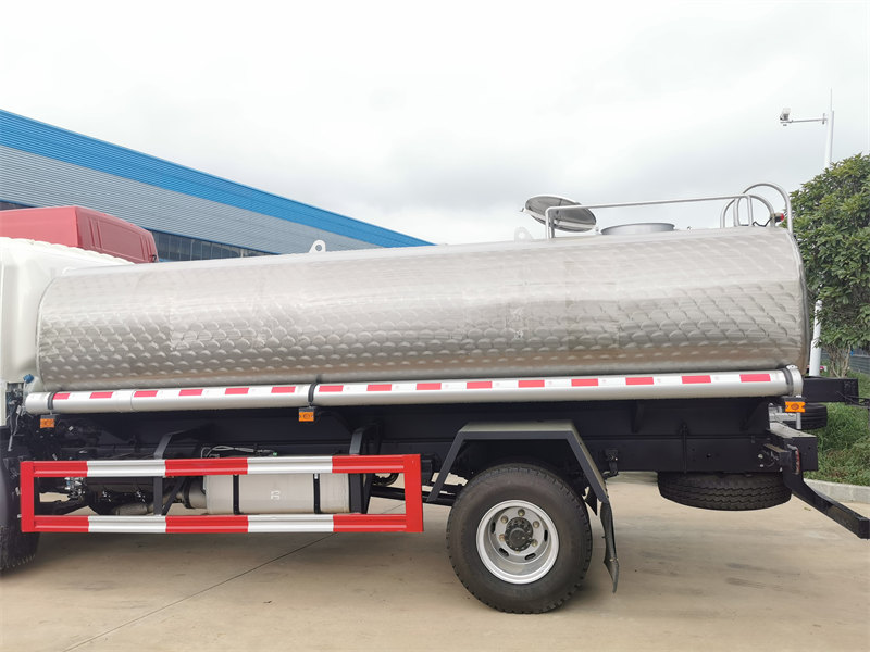 HOWO 6 wheeler drinking water tanker HOWO 6 wheeler drinking water tanker