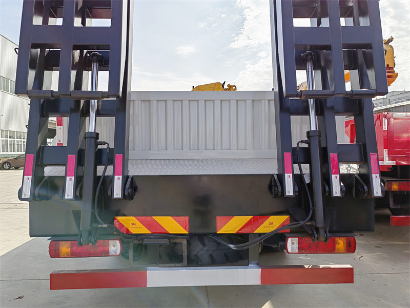 Howo 8x4 truck with 16T knuckle crane Howo 8x4 truck with 16T knuckle crane