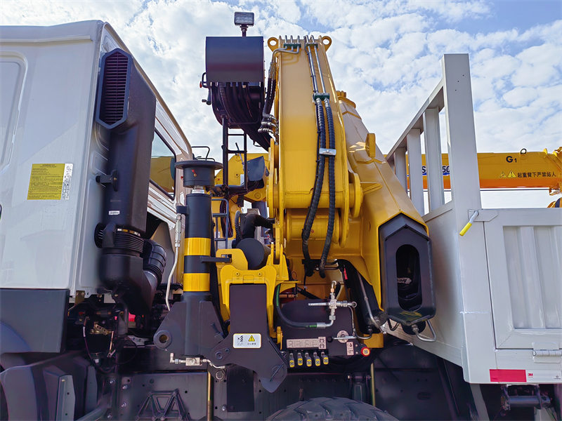 Howo 8x4 truck with 16T knuckle crane Howo 8x4 truck with 16T knuckle crane