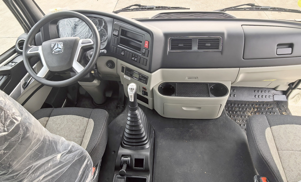 HOWO NX tractor comfortable abin HOWO NX tractor comfortable abin