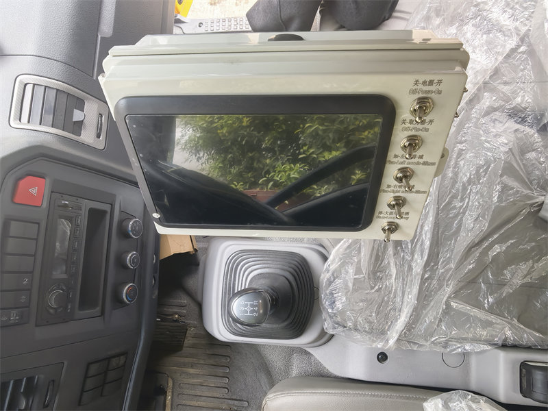 HOWO light asphalt spreader truck