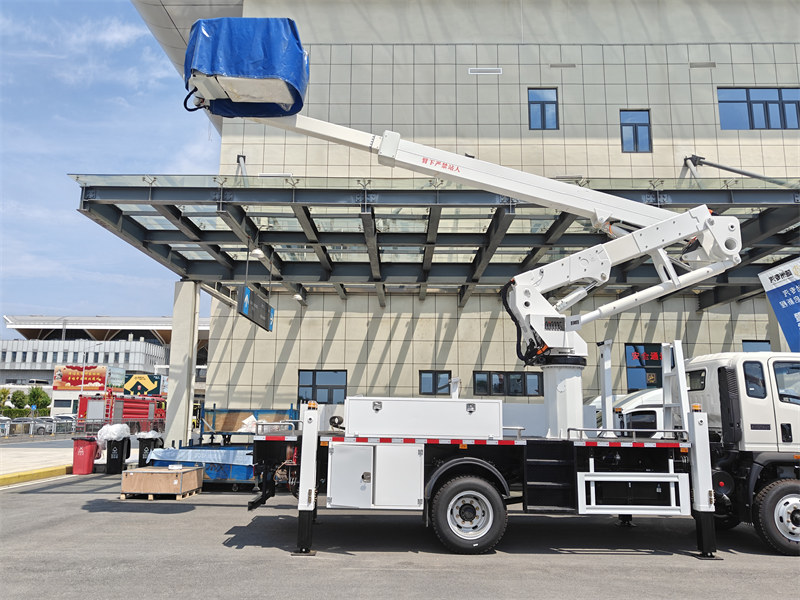 Sinotruk insulated boom aerial work platforms truck