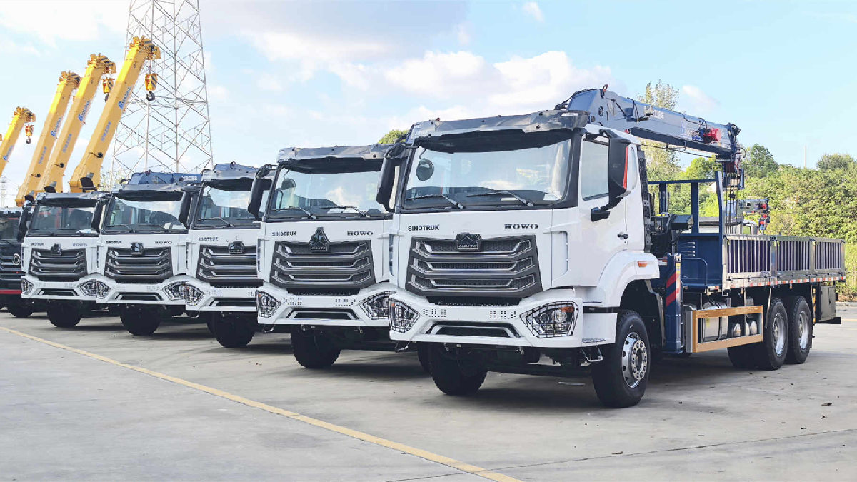 Cinq grues mobiles HOWO ont été livrées en Angola.